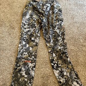 Sitka light weight hunting pants. Womens size 26. Super stretchy and comfy.